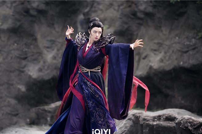 「華妃」蔣欣《烈焰》扮黑心大祭司戲裡耍狠戲外呆萌。（愛奇藝國際站提供）