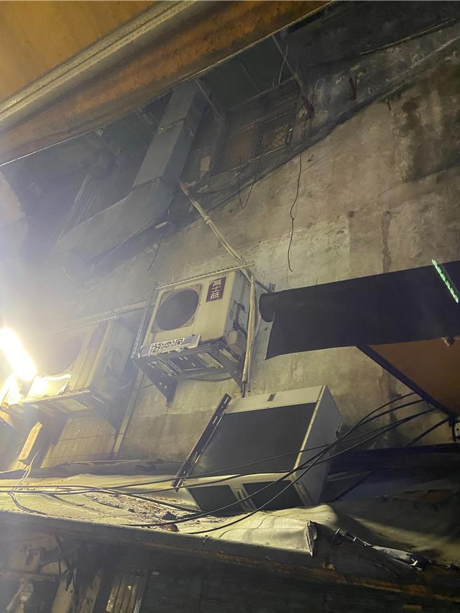 民眾发现基隆市仁爱区仁二路某巷内，有一部冷气室外机的固定架锈断，就这么倒吊在外墙上，便向议员反映。基隆市政府都发处现勘时发现情况紧急，便立即雇工拆除。（翻摄照片／张志康基隆传真）