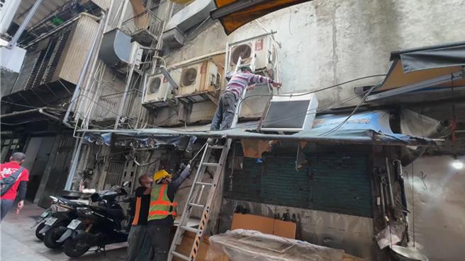 民眾发现基隆市仁爱区仁二路某巷内，有一部冷气室外机的固定架锈断，就这么倒吊在外墙上，便向议员反映。基隆市政府都发处现勘时发现情况紧急，便立即雇工拆除。（张志康摄）