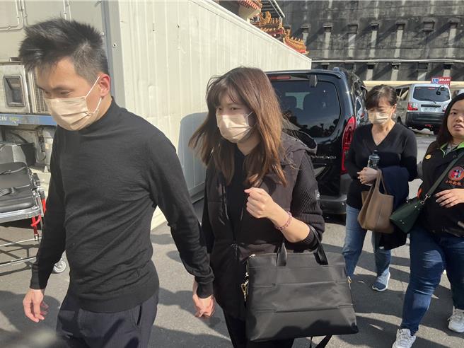 杨姓死者女儿稍早受访表示，她非常沉重悲痛，但相信经过今天后，检警司法会同相关专家机构，一定可以替父亲与家属给我们一个交代，希望大家可以给我们一点空间。依序杨姓死者的儿子、女儿、太太（左至右）。（王扬杰摄）