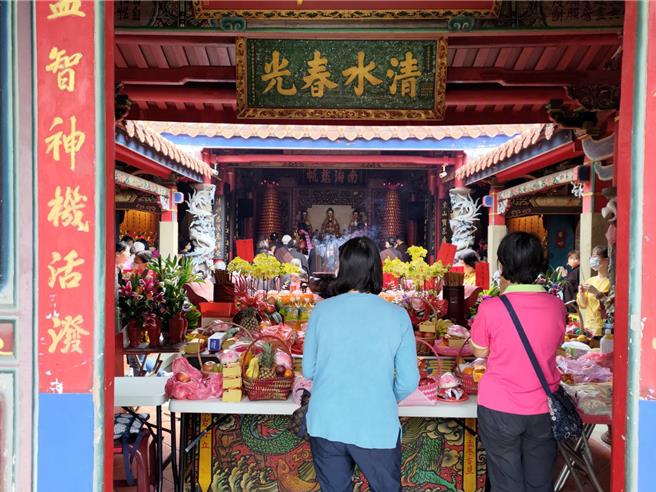 主祀三宝佛、观世音菩萨及地藏王菩萨的彰化县社头乡清水岩寺，28日涌入信徒参拜。（民眾提供／孙英哲彰化传真）