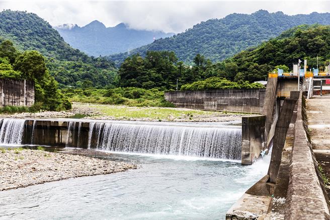新竹縣上坪溪竹東圳兼負農業、民生及工業的調度用水，因今年迄今有40多天未下雨，水量劇減。（羅浚濱攝）