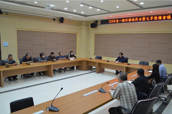 新竹農業用水吃緊， 農水署新竹管理處處長林賢正（中）召開1期作灌溉用水暨亢旱整備會議。（農水署新竹管理處提供／羅浚濱新竹傳真）