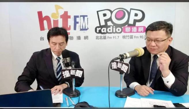 经部次长兼台电董事长曾文生（右）接受广播访问，说明电价调涨必要性。图／截自广播节目