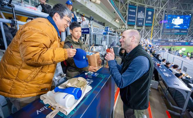 Coupang酷澎行政長暨總法律顧問HL Rogers親自送上紀念禮包含紀念版棒球帽， 給台灣罕見小勇士子鈺，讓小勇士們能在韓國高尺天空巨蛋度過難忘的時光。（酷澎提供／古明弘台北傳真）