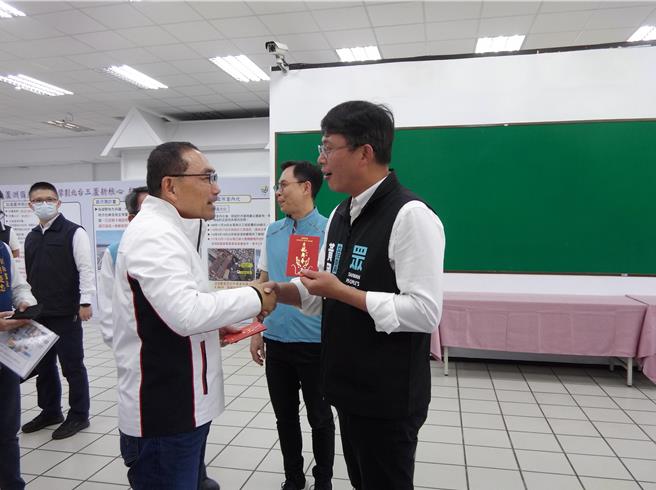 新北市长侯友宜见到立委黄国昌，热情的主动上前打招呼，两人互动热络。（张铠乙摄）