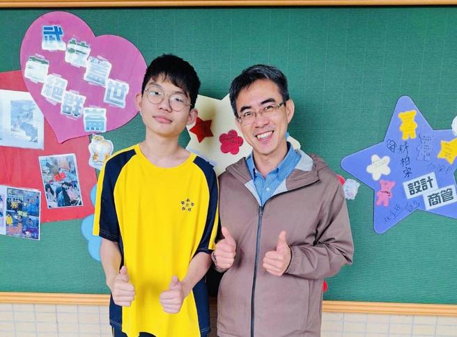 桃竹苗分署與基隆武崙國中共同培訓的「漆作裝潢」選手游政霖，力克群雄拿下金牌。右為陳政暉校長。圖/桃竹苗分署提供