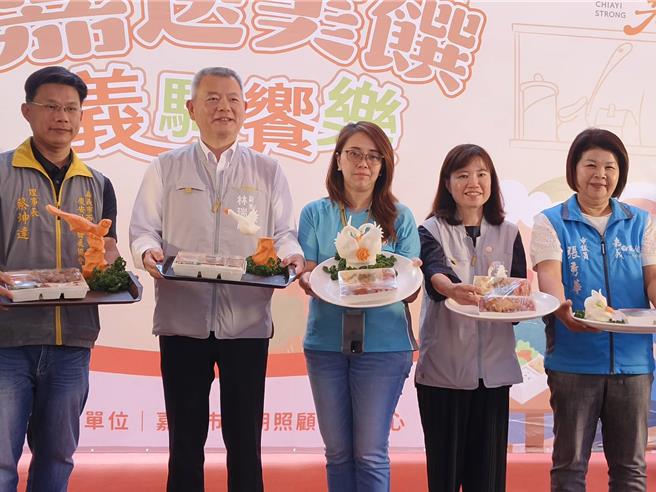 嘉义市副市长林瑞彦肯定嘉基居服中心、庆安社区发展协会提供送餐服务。（廖素慧摄）