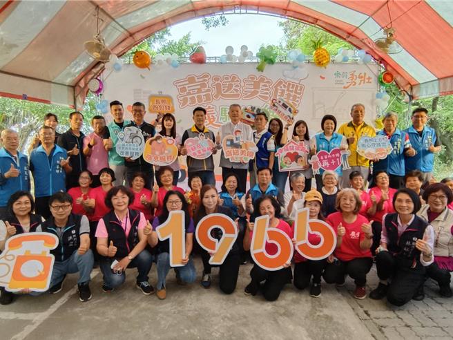 嘉义市卫生局号召送餐志工一同关怀独居长者，有送餐需求可洽询长照专线1966。（廖素慧摄）