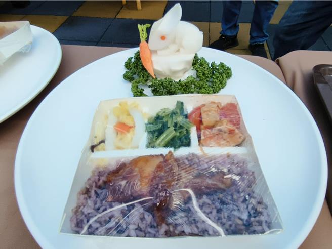 嘉义市送餐服务餐盒菜色之二。（廖素慧摄）