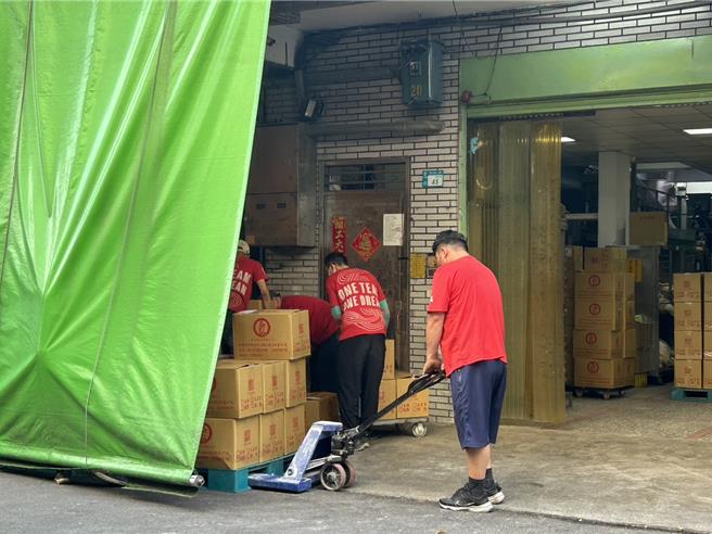 大粄城食品今（28）日仍可看见员工忙进忙出，场外也都堆满各种板条、米粉及米苔目。（刘玮晴摄）