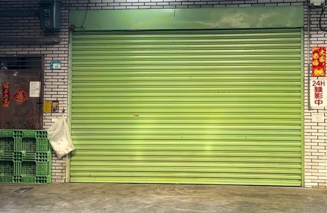 大粄城食品负责人今日不在厂，员工也于下午3点半拉下铁门。（刘玮晴摄）