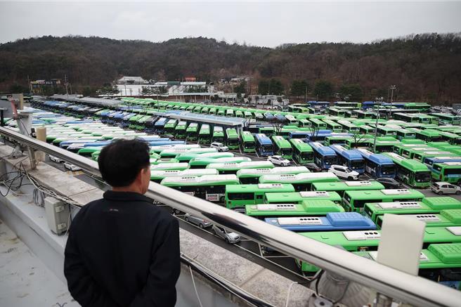 首尔公车司机结束为时数小时的罢工（路透社）