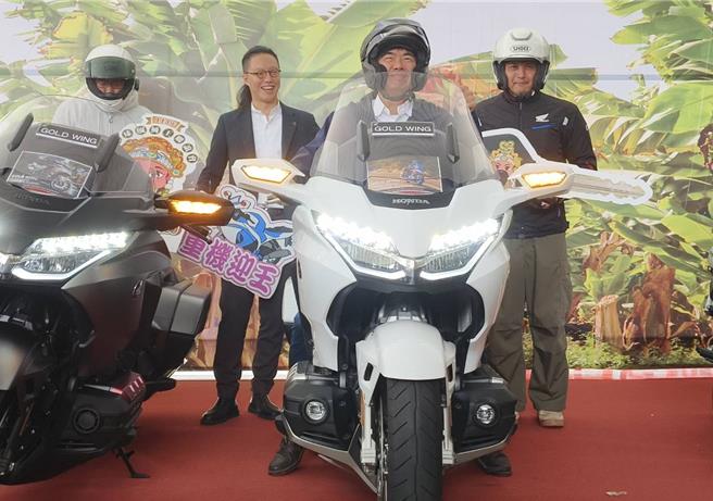 高雄市長陳其邁（右二）今日出席「第七屆全球鯤鯓王聯誼會」記者會，以專業之姿催下重機油門象徵活動開跑，邀約大家共襄盛舉旗山在地的年度宗教盛事。（林雅惠攝）