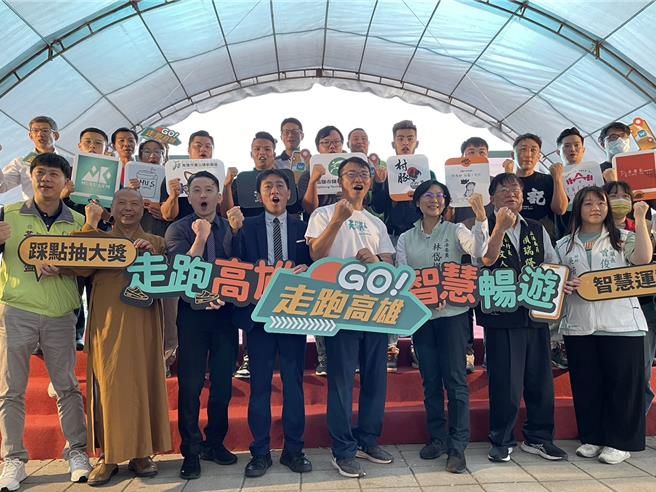 高市府運發局與教育部體育署聯手推出「打造高雄智慧走跑場域計畫」，並於28日在鳳山運動園區田徑場舉辦啟動記者會，該計畫與「Walkii 線上運動會」APP合作，將走跑運動和數位科技結合，除可以運動闖關過任務，還可以抽好禮。（洪浩軒攝）