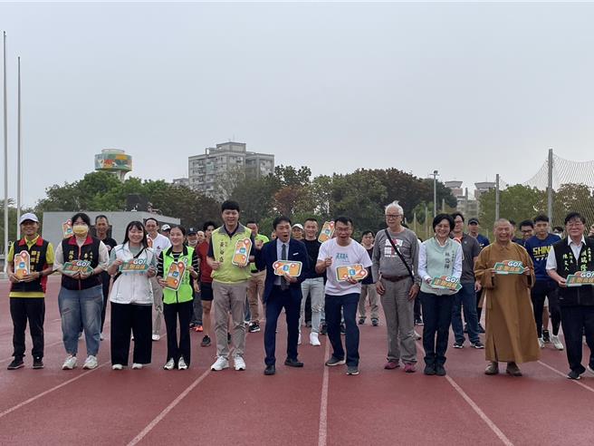 高市府運發局與教育部體育署聯手推出「打造高雄智慧走跑場域計畫」，並於28日在鳳山運動園區田徑場舉辦啟動記者會，該計畫與「Walkii 線上運動會」APP合作，將走跑運動和數位科技結合，除可以運動闖關過任務，還可以抽好禮。（洪浩軒攝）
