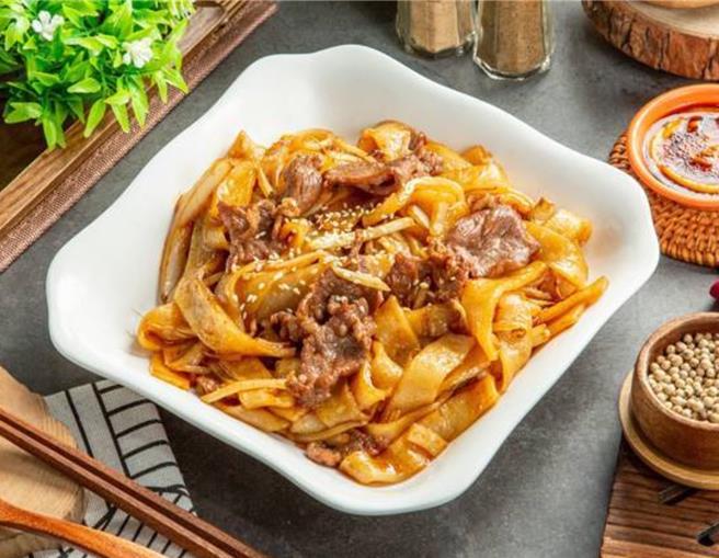 粿条食安事件延烧，台南市一家港式餐厅业者抱怨生意受波及，客人对招牌菜之一的牛肉粄条望而却步。（小香港茶餐厅提供／程炳璋台南传真）