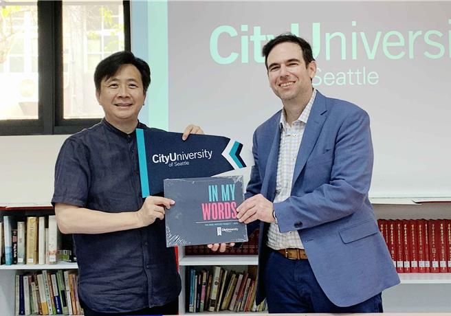 嘉義縣竹崎高中在校友僑委會僑務促進委員李毓真牽線下，與西雅圖城市大學簽訂姐妹校合作備忘錄。（竹崎高中提供∕呂妍庭嘉義傳真）