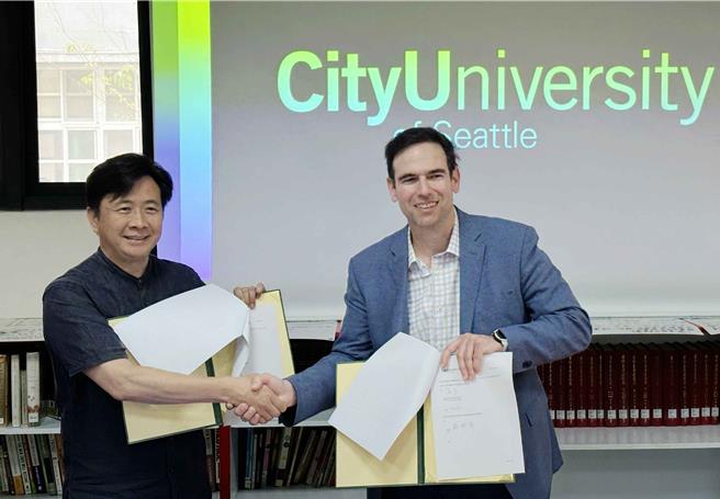 嘉義縣竹崎高中校長蘇淵源與西雅圖城市大學副校長Chris Bryan代表簽訂姐妹校合作備忘錄。（竹崎高中提供∕呂妍庭嘉義傳真）