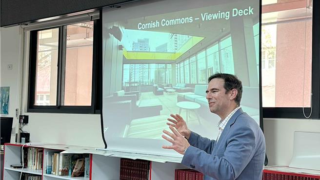 Chris Bryan除介紹西雅圖城市大學相關科系，也說明暑期交流項目及語言培訓等管道。（竹崎高中提供∕呂妍庭嘉義傳真）