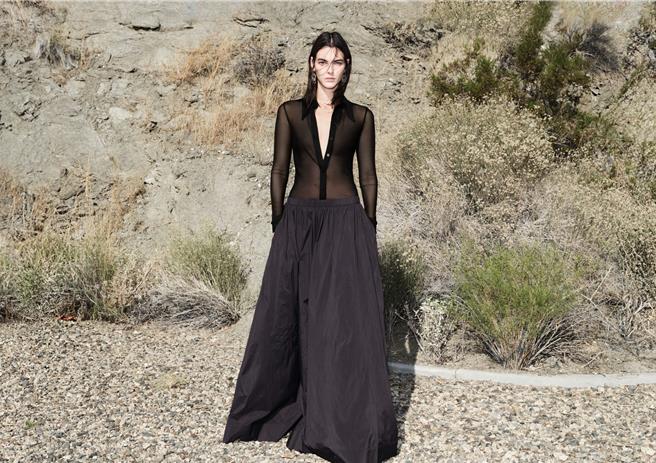 H＆M Studio近期釋出2024春夏系列，標榜運用永續的常規材質打造。（H＆M提供／朱世凱台北傳真）