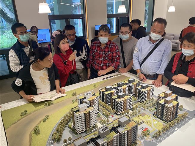 桃园航空城安置住宅抽籤作业启动，服务中心谘询量大增。（蔡明亘摄）