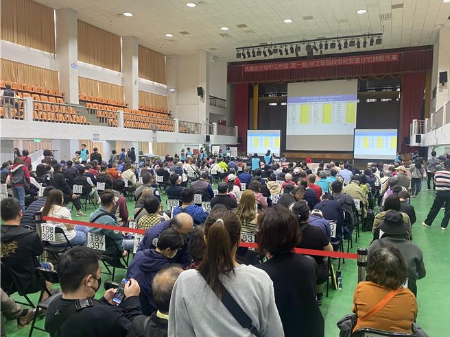 桃园市政府28日举行桃园航空城安置住宅附近地区（蛋白区）第一阶段抽籤作业。（蔡明亘摄）