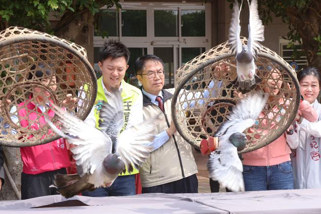 市長黃偉哲體驗台南溪北賽鴿苓文化 (圖片來源：台南市政府提供)