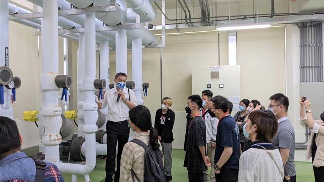 中彰投分署推動「新尖兵計畫」，帶領學員參訪企業。（中彰投分署提供）