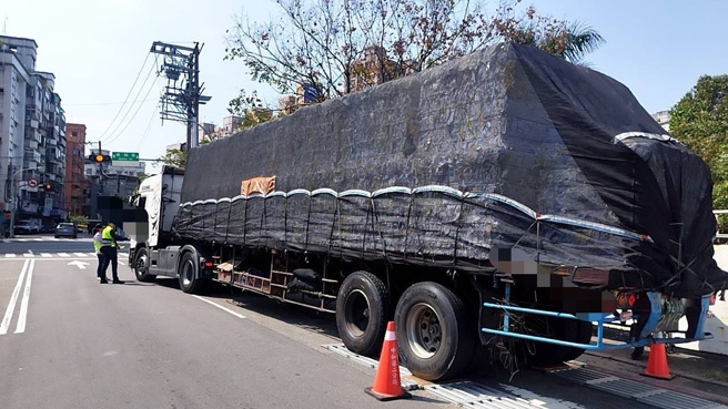 中和警於20、21日兩天，規劃取締大型車輛超載及各項重大違規專案勤務，針對易肇事時段及路段，增加攔查及機動攔停稽查作為，期能有效降低潛在違規肇事風險。（圖／警方提供）