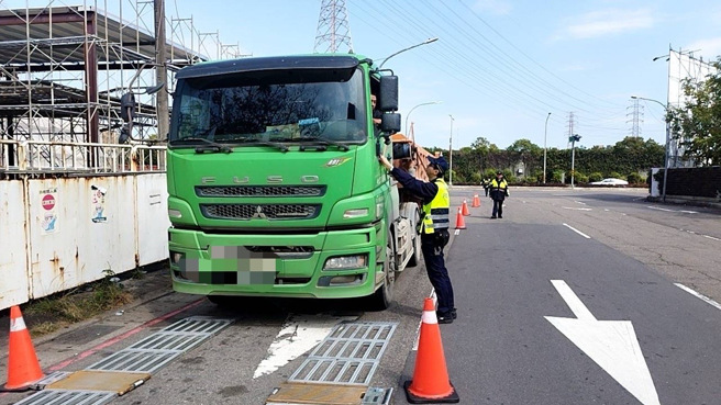中和警於20、21日兩天，規劃取締大型車輛超載及各項重大違規專案勤務，針對易肇事時段及路段，增加攔查及機動攔停稽查作為，期能有效降低潛在違規肇事風險。（圖／警方提供）