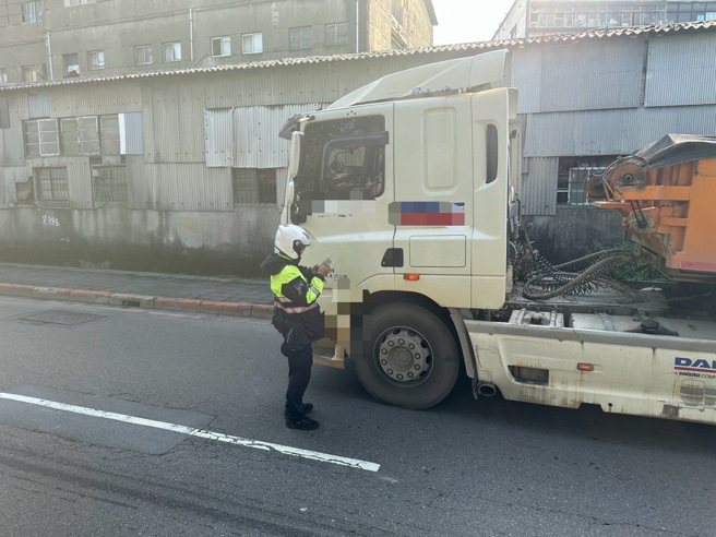 中和警於20、21日兩天，規劃取締大型車輛超載及各項重大違規專案勤務，針對易肇事時段及路段，增加攔查及機動攔停稽查作為，期能有效降低潛在違規肇事風險。（圖／警方提供）