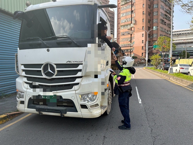 中和警於20、21日兩天，規劃取締大型車輛超載及各項重大違規專案勤務，針對易肇事時段及路段，增加攔查及機動攔停稽查作為，期能有效降低潛在違規肇事風險。（圖／警方提供）