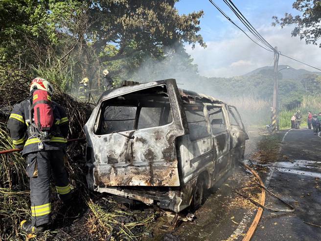 疑似老农夫放火整地，引起杂草火警，波及一辆报废汽车。（翻摄画面）