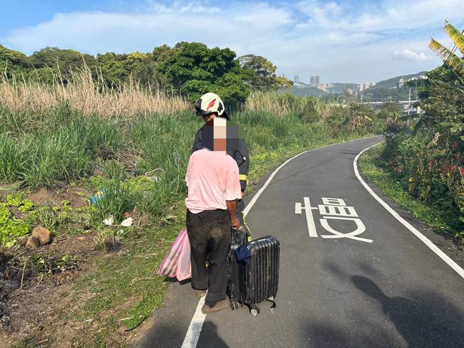 疑似老农夫放火整地，引起杂草火警，波及一辆报废汽车。（翻摄画面）