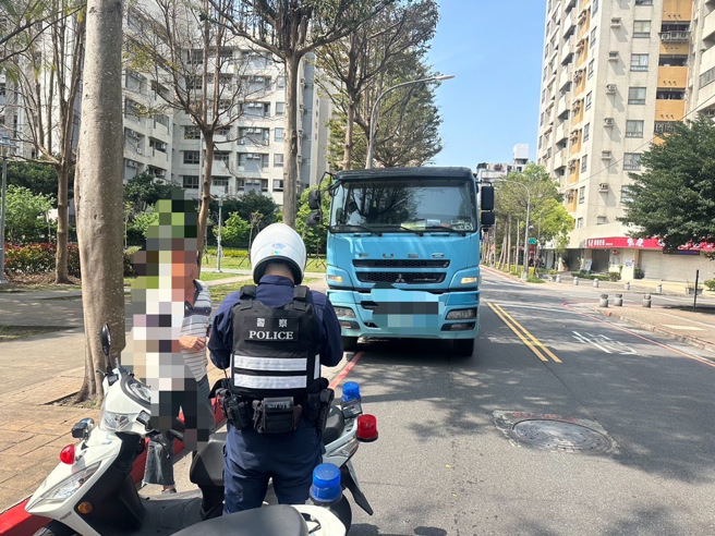 中和警於20、21日兩天，規劃取締大型車輛超載及各項重大違規專案勤務，針對易肇事時段及路段，增加攔查及機動攔停稽查作為，期能有效降低潛在違規肇事風險。（圖／警方提供）