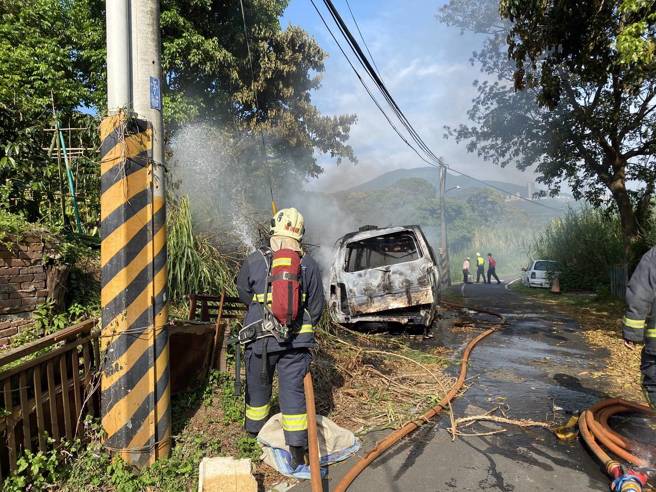 疑似老农夫放火整地，引起杂草火警，波及一辆报废汽车。（翻摄画面）