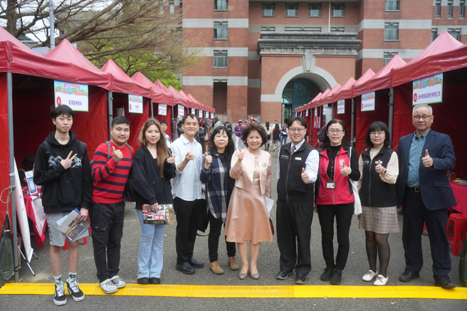 林玥秀校長（中）與廠商及校內行政人員合影。(照片/開南大學提供)