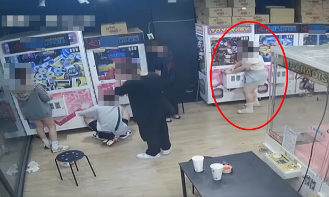高雄市苓雅区日前凌晨一群年轻人去娃娃机店打台，没想到竟然有名年轻女子，对着某一机台大力猛摇，还让里面的商品掉落下来，。（图／翻摄自脸书爆料公社公开版）