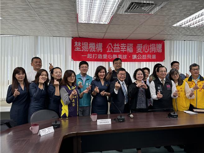 埜扬机构董座谢智渊夫妻长期热心公益，28日择3教养院、2育幼院捐赠30万元。(蔡依珍摄)