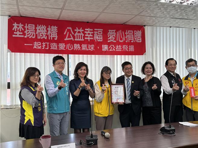 埜扬机构董座谢智渊夫妻长期热心公益，28日择3教养院、2育幼院捐赠30万元。(蔡依珍摄)