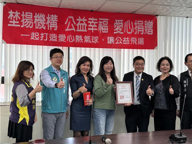 埜扬机构董座谢智渊夫妻长期热心公益，28日择3教养院、2育幼院捐赠30万元。(蔡依珍摄)