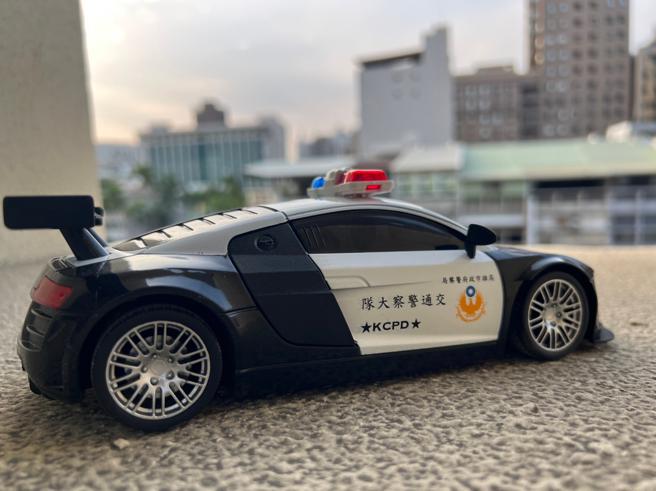 車身側面繪有警察塗裝意象與字樣，不但能操控也能當裝飾擺設。（圖／高市警交通大隊）