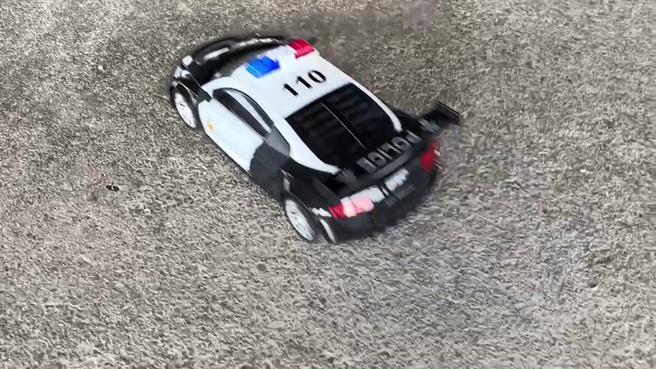 R8遙控警車操控流暢順手，行駛起來霸氣十足。（圖／高市警交通大隊）