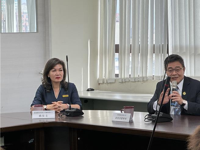 埜扬机构董座谢智渊夫妻长期热心公益，28日择3教养院、2育幼院捐赠30万元。(蔡依珍摄)