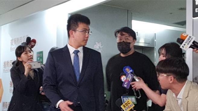 宝林茶室创办人黎仿轩（后）和王姓律师（前）下午5时初抵达台北市政府。（刘彦宜摄）