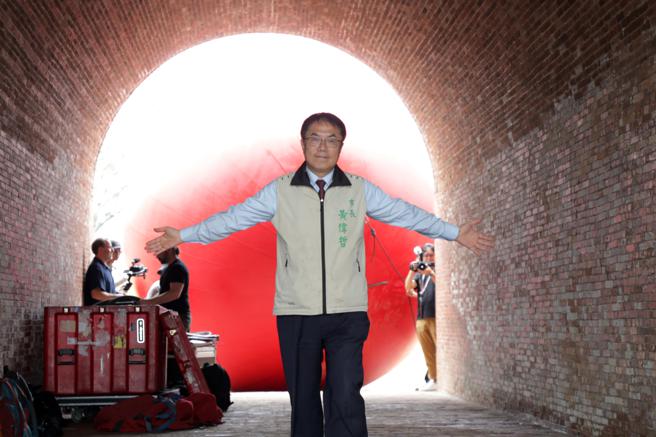市長黃偉哲視察紅球充氣進度 (圖片來源：台南市政府提供)