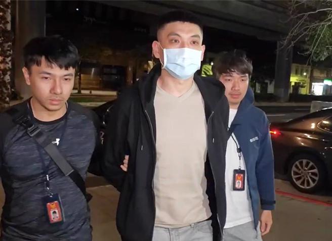 涉嫌砸店的32岁黄姓嫌犯（中）遭逮捕到案。（黄世麒摄）