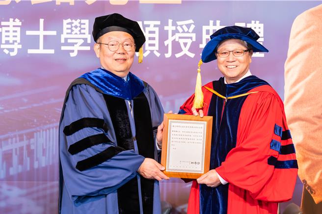阳明交通大学于3月28日颁发名誉博士学位予纬创资通董事长林宪铭。（阳明交大提供／王惠慧新竹传真）