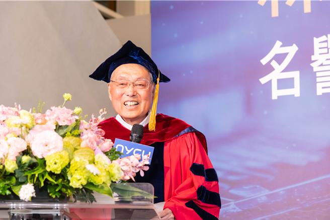 宏碁创办人施振荣也亲临会场表达恭贺之意。（阳明交大提供／王惠慧新竹传真）